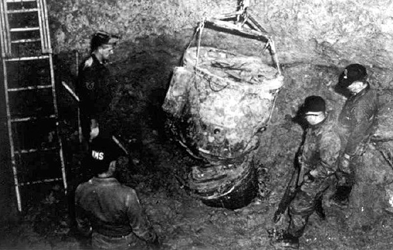 Soldados estadounidenses desnterrando restos de una de las bombas. Foto: USAF / Wikipedia